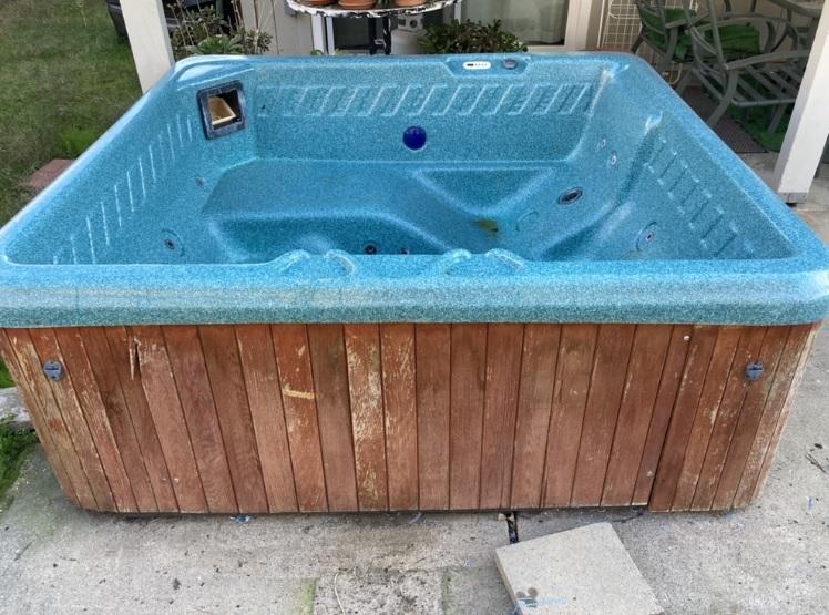 Can a hot tub be removed? 1 spa1 1